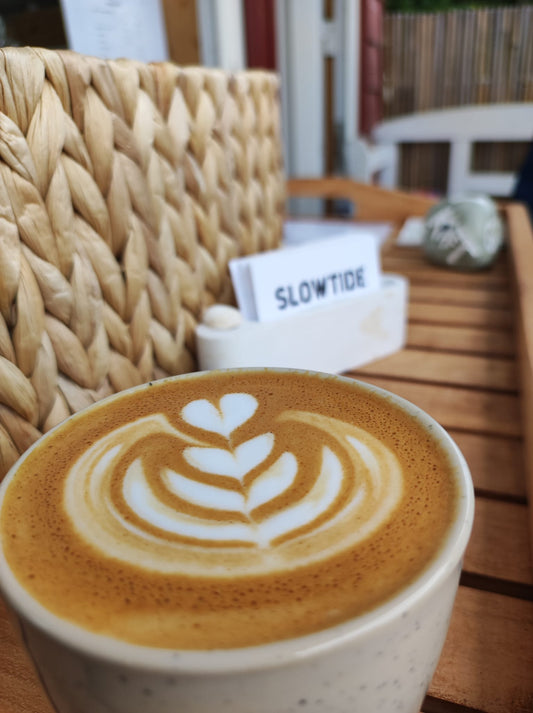 Flatwhite in der Strandbude 14 in Boltenhagen bei Slowtide Kaffee und Körbe